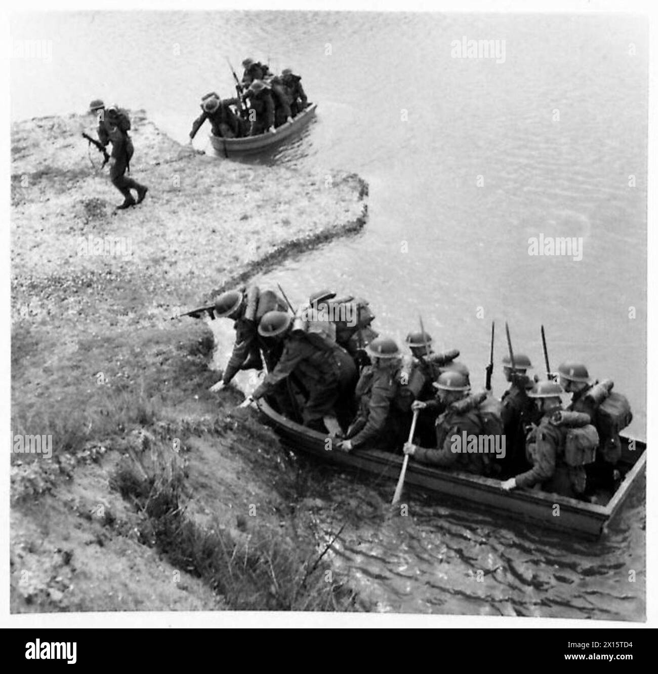 UN'ESERCITAZIONE D'ASSALTO DI FANTERIA - le parti atterrano dalle loro barche collassabili dopo aver attraversato il fiume British Army Foto Stock