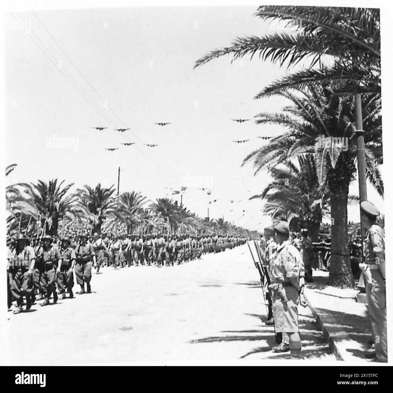 I bombardieri alleati volano in basso sulla parata della vittoria a Tunisi mentre passa davanti alla base salutista, celebrando il successo militare. Foto Stock