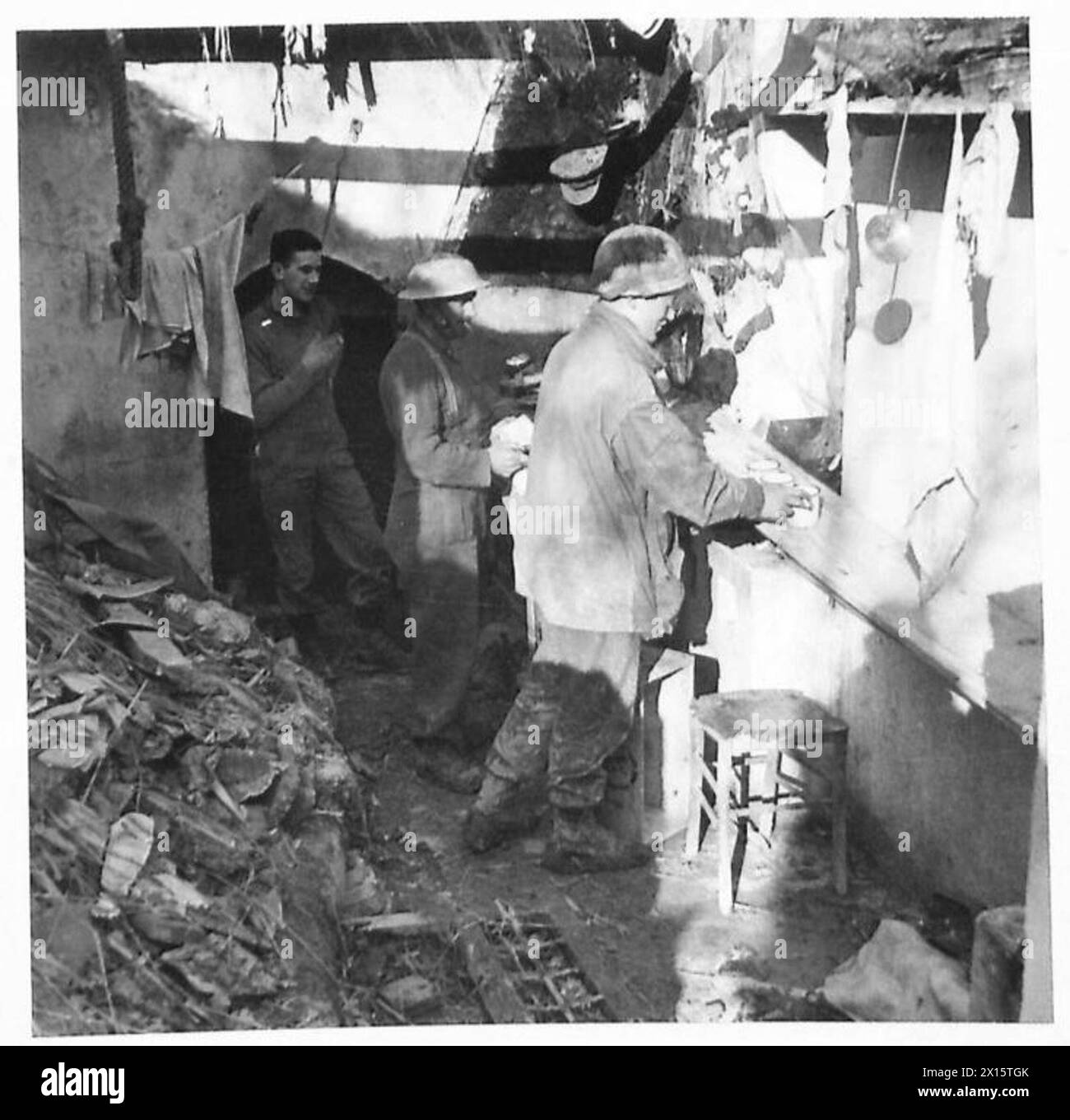 I Troopers F.K. Gourlay (nuova Zelanda), H. Wyllie (Scozia) e C. Weston (Londra) fanno una pausa durante le operazioni dell'Ottava Armata in Italia, British Army. Foto Stock