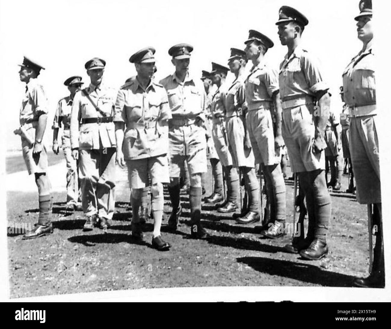 Sua Maesta' il Re ispezionando la Guardia d'Onore del vi Battaglione Grenadier Guards in Nord Africa Foto Stock