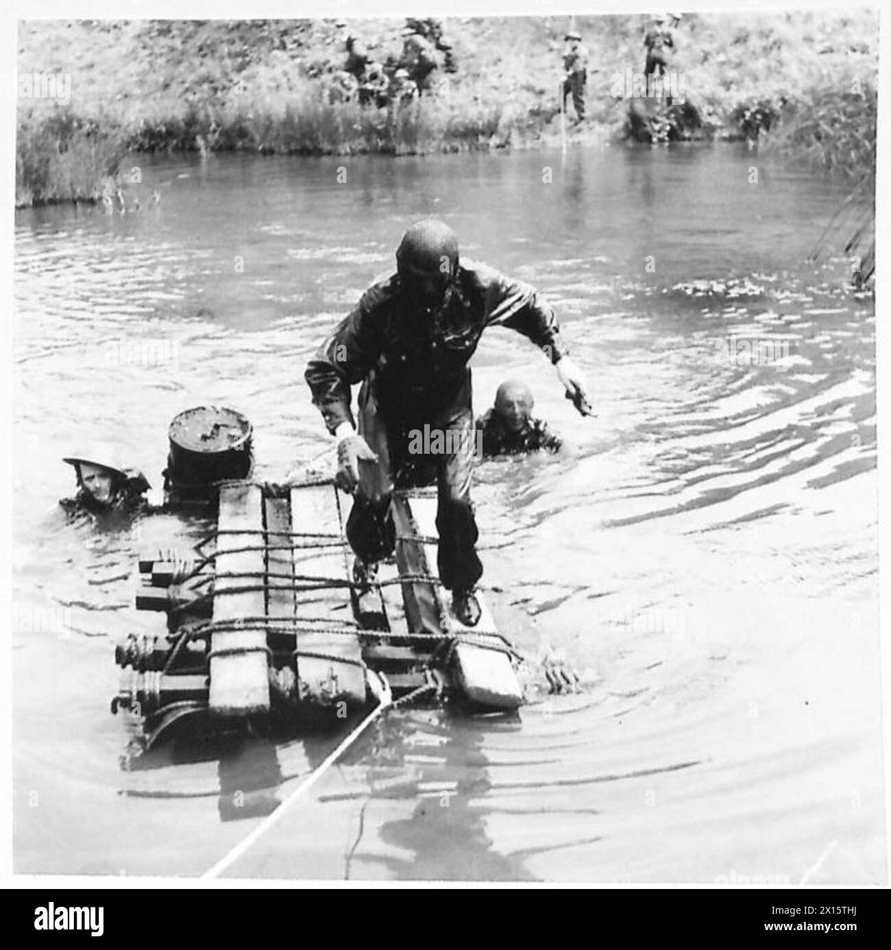 Un PLOTONE IN ATTACCO, inzuppato sulla pelle, i membri della Guardia Nazionale attraversano il fiume durante l'esercitazione d'assalto. Si noterà che indossano una rete mimetica sopra la testa per adattarsi all'ambiente naturale dell'esercito britannico Foto Stock