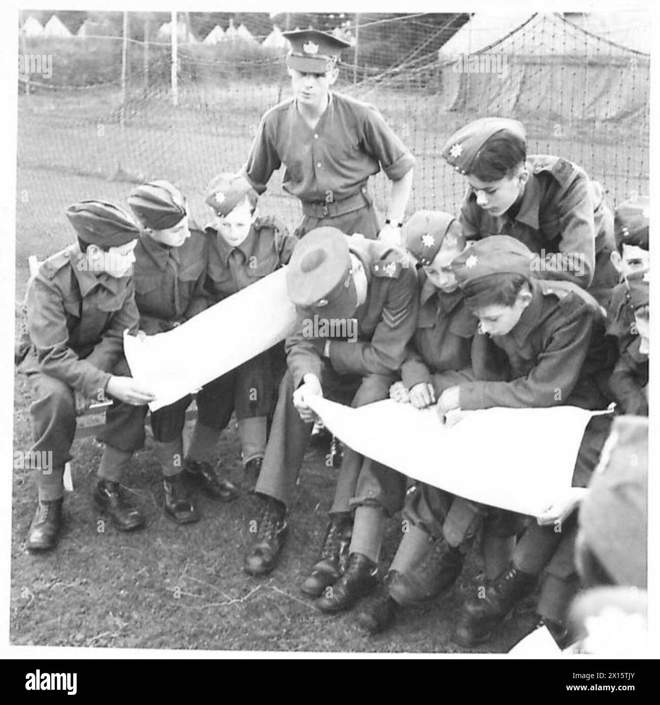 CAMPO DI FORZA CADETTO DELL'ESERCITO - Una classe di lettura delle mappe. Il nostro ragazzo si vede a sinistra, British Army Foto Stock