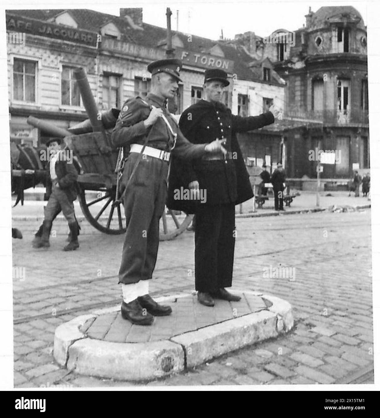 Un ufficiale di polizia militare canadese e un Gendarme francese sono di guardia fuori dal Teatro dell'Opera a Calais, in Francia, dopo la sua liberazione da parte del 21st Army Group britannico durante la seconda guerra mondiale. L'immagine cattura l'ordine restaurato e la cooperazione tra le forze alleate e le autorità locali in seguito alla liberazione. Foto Stock