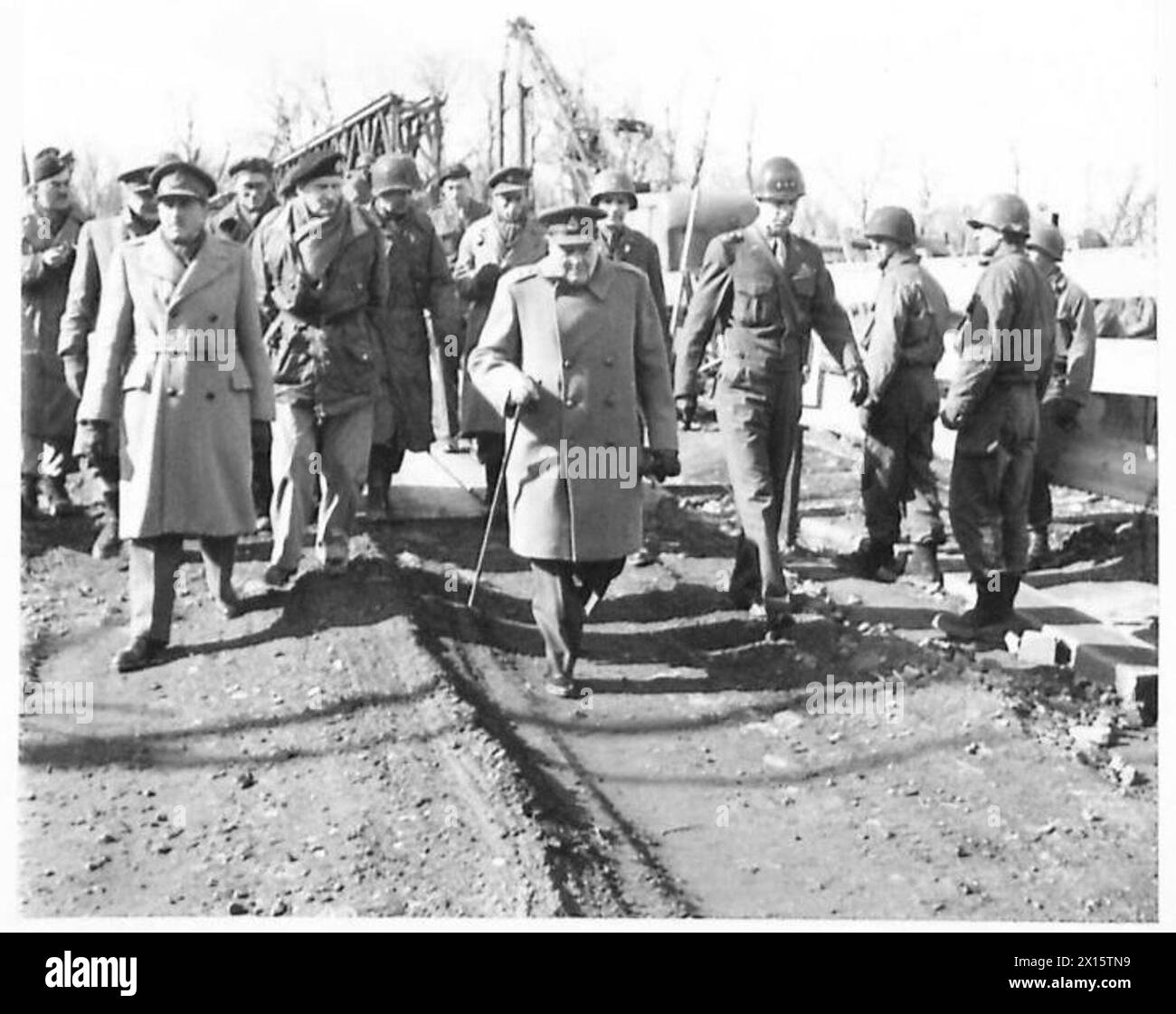 Il primo ministro e il generale Simpson attraversano il ponte Bailey sul fiume Roer a Julich, ispezionano le case in rovina e visitano la fortezza della Cittadella durante un tour sul fronte occidentale. Foto Stock
