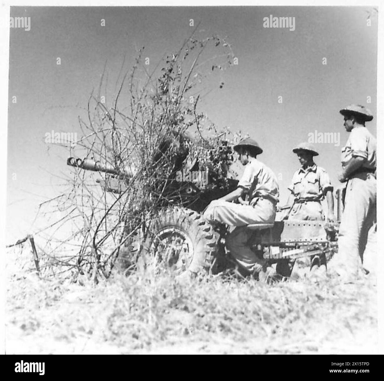 Artiglieri dell'ottava Armata, che combatterono a El Alamein, stazioni d'azione durante le operazioni in Italia. Foto Stock