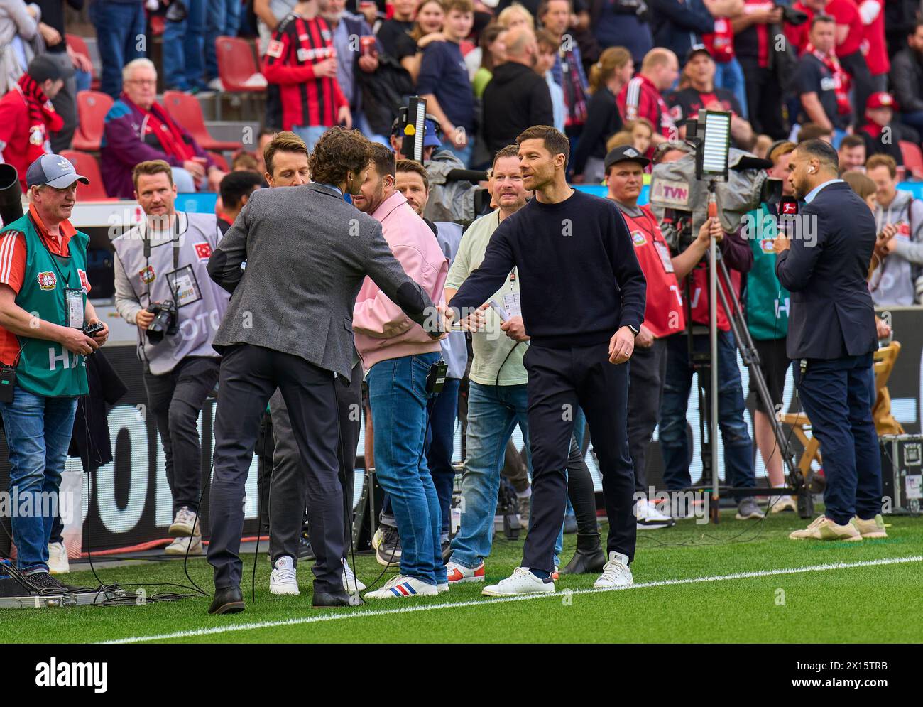 Leverkusen, Germania. 13 aprile 2024. Xabi Alonso, allenatore, capo allenatore Leverkusen intervista TV con Arne Friedrich prima del match BAYER 04 LEVERKUSEN - SV WERDER BREMA 5-0 il 14 aprile 2024 a Leverkusen, Germania. Stagione 2023/2024, 1.Bundesliga, giorno 29, 29.Spieltag credito: Peter Schatz/Alamy Live News Foto Stock