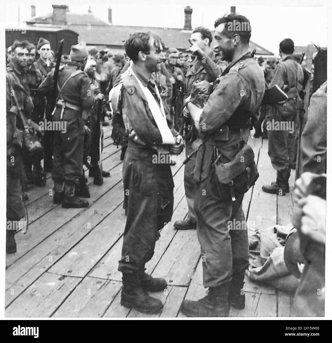 Le truppe dell'esercito britannico tornano alla banchina di Newhaven dopo il raid di Dieppe, alcuni feriti ma di buon umore. Foto Stock