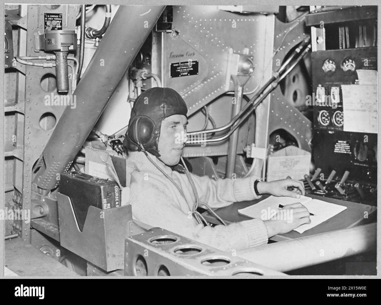 L'ingegnere monitora il consumo di benzina e gli strumenti del motore sul motoscafo corto Sunderland, dotato di quattro motori. Foto Stock