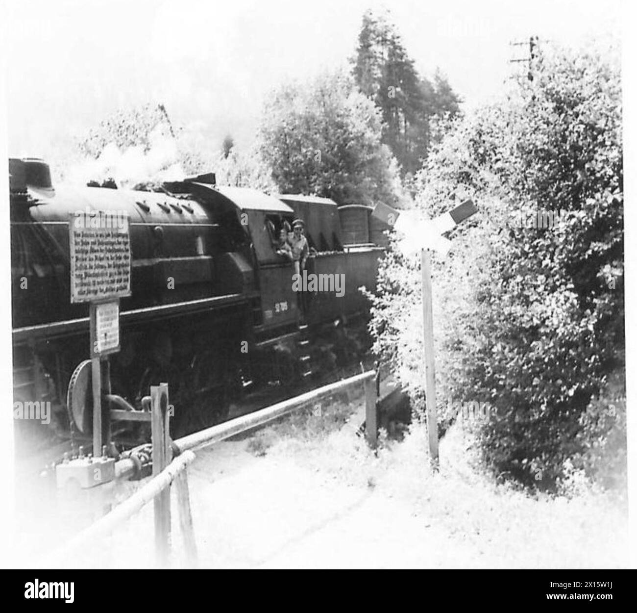 Il primo treno da Roma all'Austria attraversa la frontiera italo-austriaca con il maggiore Dunn e un ufficiale dei Royal Engineers sulla pedana. Foto Stock