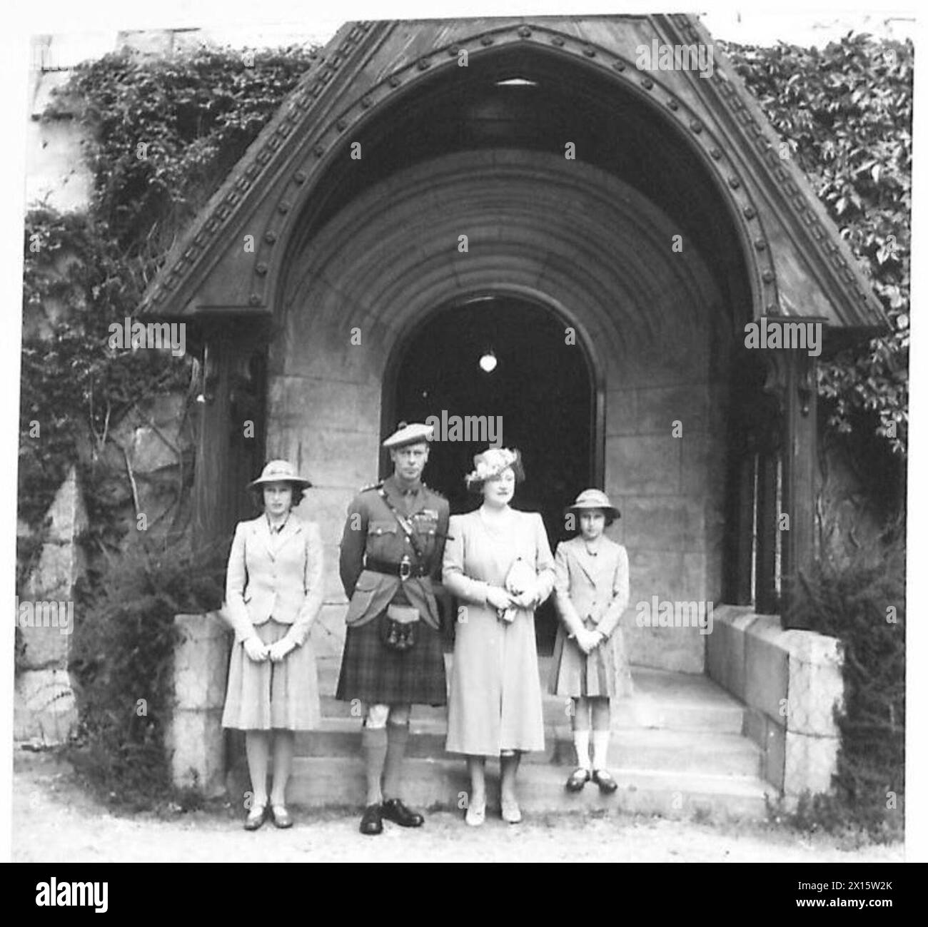 Re e regina del Regno Unito, con le principesse Elizabeth e Margaret Rose, hanno partecipato al servizio Divino presso la Crathie Church vicino al castello di Balmoral in Scozia durante una visita reale. Foto Stock