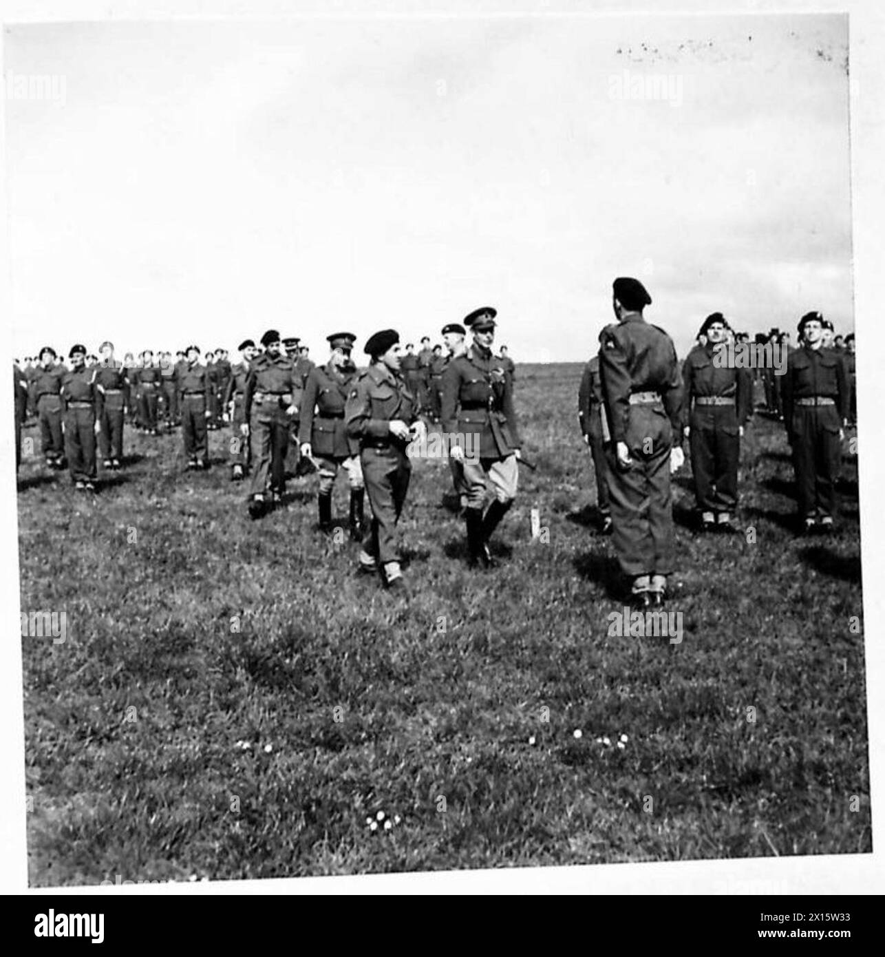 Sua Maestà il Re ispeziona una Divisione aviotrasportata durante una visita sotto la supervisione dell'esercito britannico. Foto Stock