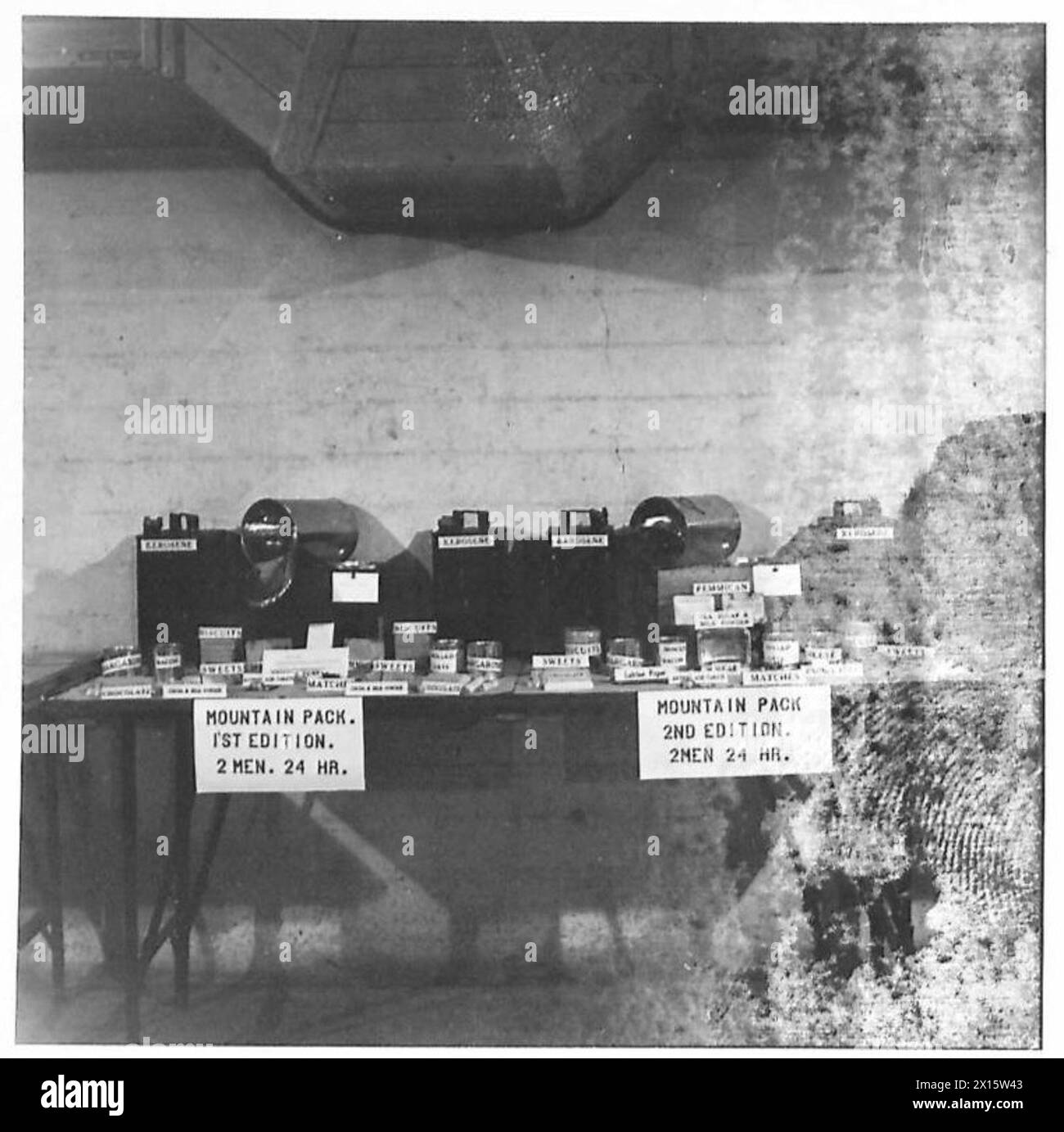 Al Macfarlane Langs Biscuit Factory viene mostrato un pacchetto da montagna progettato per due uomini che durano 24 ore in due edizioni, a sinistra e a destra. Foto Stock