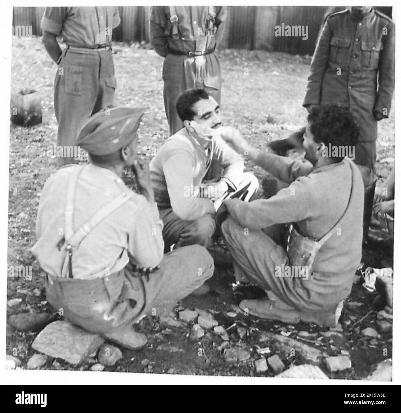 CONTINGENTE INDIANO DI MULI - il barbiere del campo al lavoro, che dà a uno dei suoi compagni un esercito britannico discreto Foto Stock