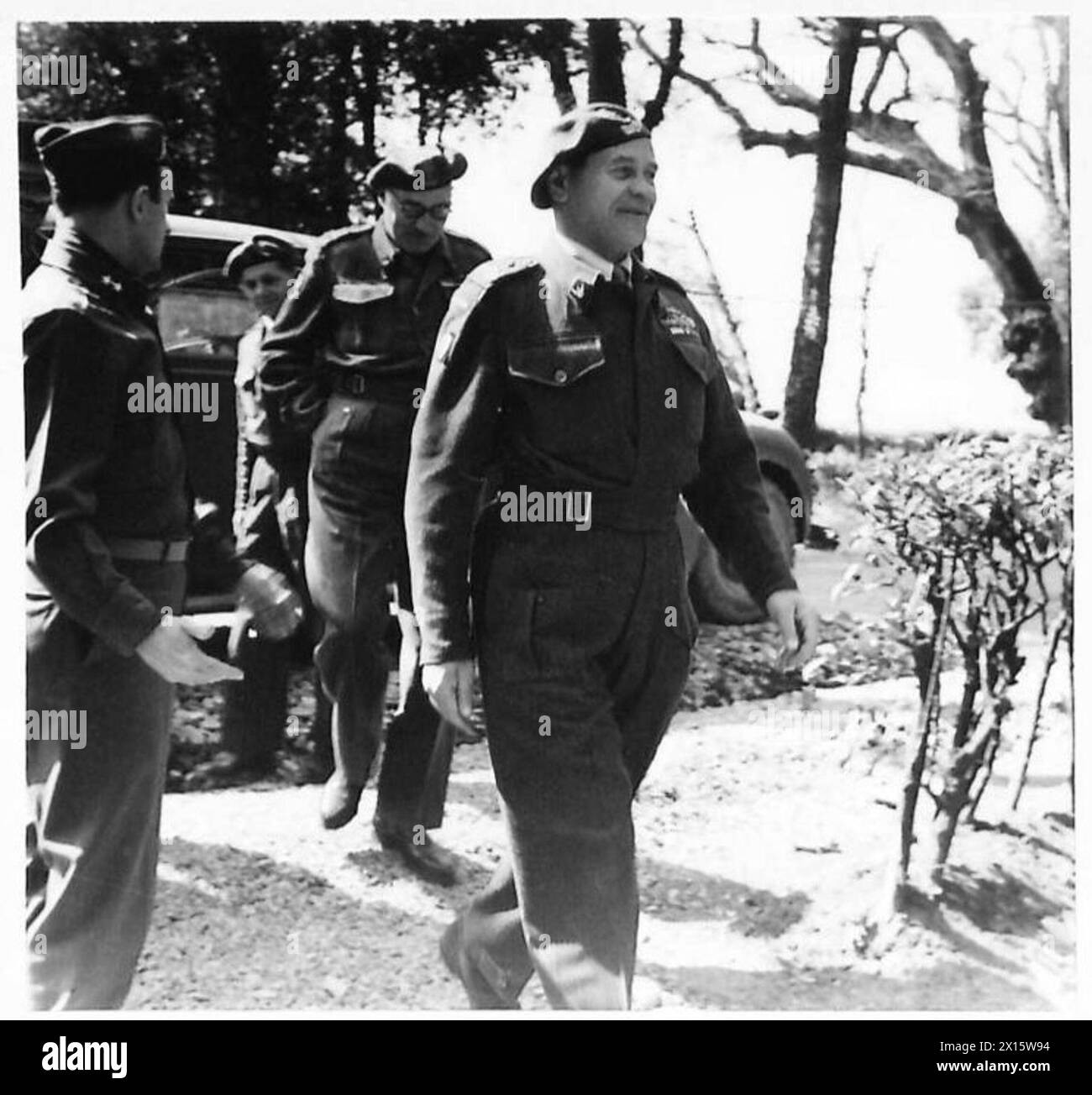 Il generale Zygmunt Bohusz-Szyszko, da poco nominato Comandante del 2° corpo polacco, si reca nella sala di guerra del 15 quartier generale del gruppo d'Armata a Firenze il 30 marzo 1945, seguito dal generale Roman Odzierzyński, comandante del 2° gruppo d'artiglieria, durante una visita al generale Mark Clark. Foto Stock