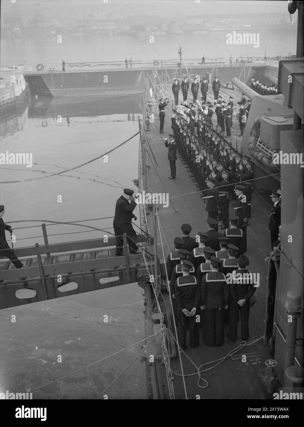 A.V. Alexander, primo Lord dell'Ammiragliato, visita Devonport Dockyard nel marzo 1941, arrivando a bordo della HMS Exeter. Foto Stock