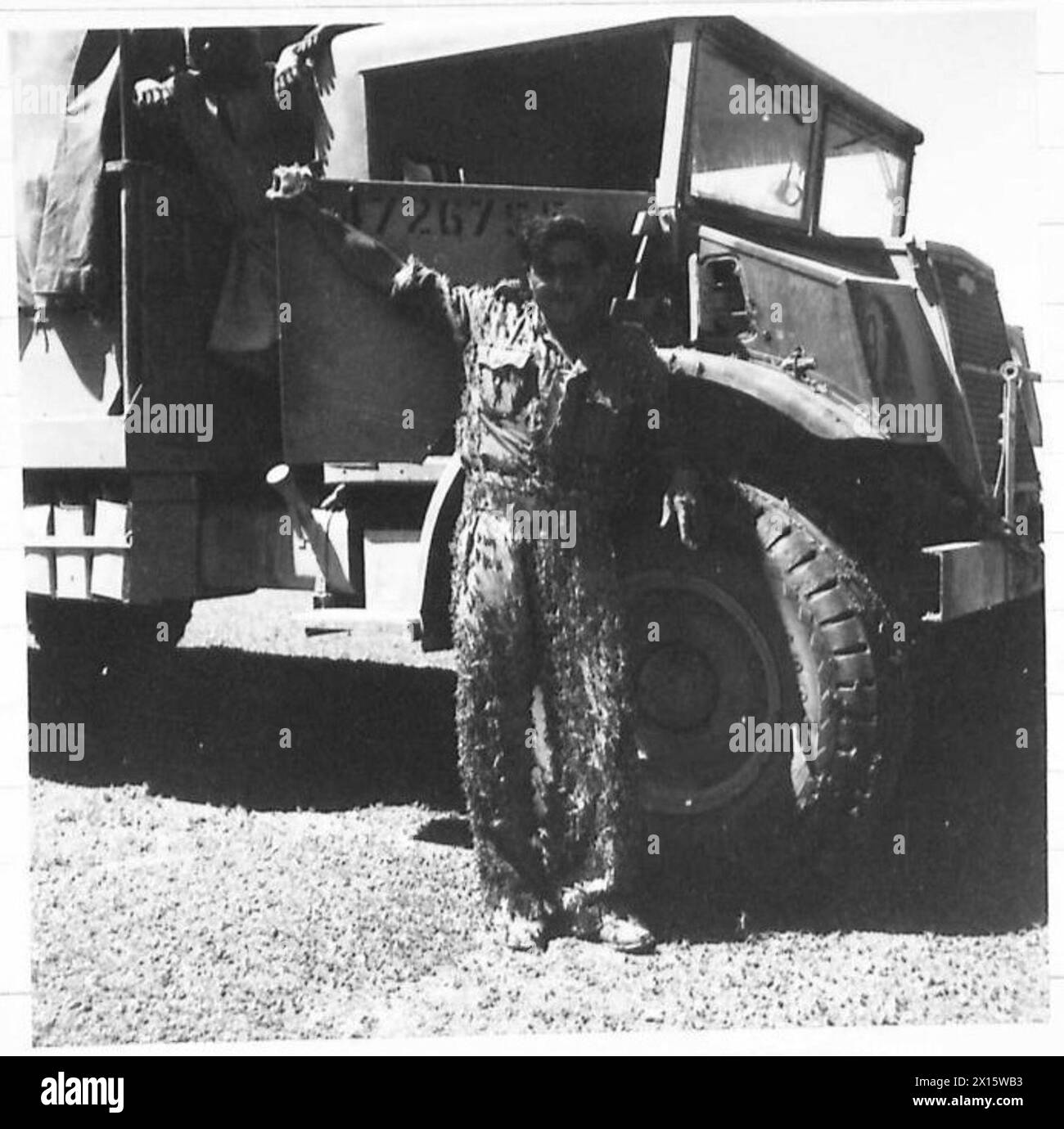 Le truppe alleate in Arabia centrale combattono sciami di carrube, coprendo il terreno e i veicoli. L'operazione documenta il controllo dei parassiti durante lo spiegamento militare. Negativo fotografico dell'Organizzazione delle Nazioni Unite. Foto Stock