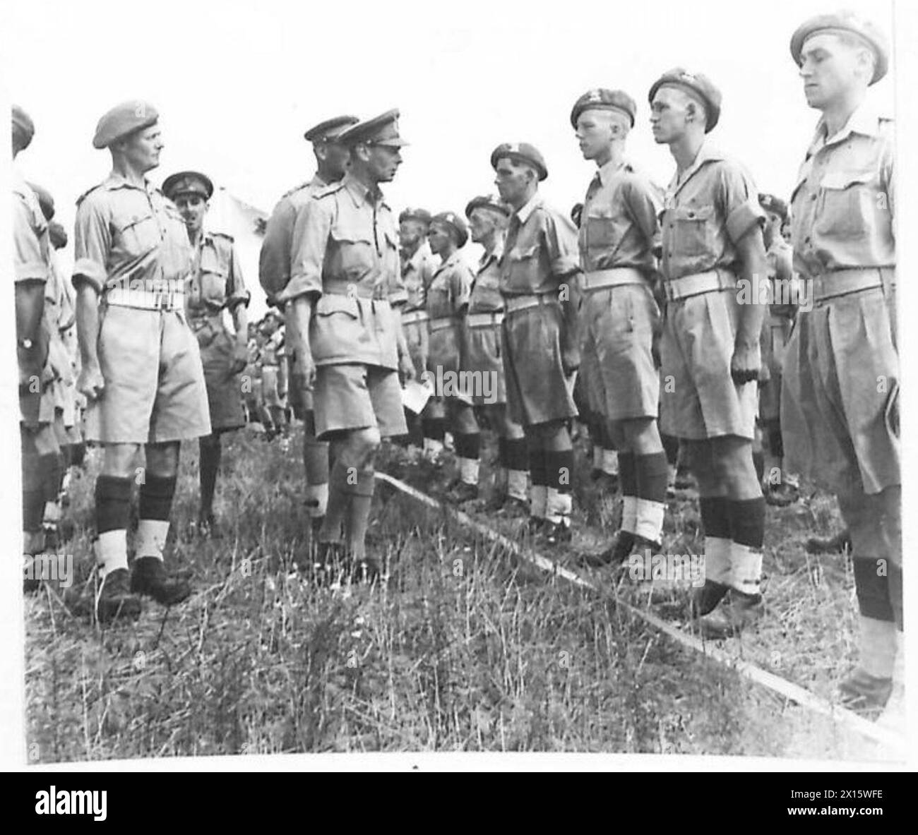 Il re ispeziona le truppe della 1st Division dopo aver partecipato ai servizi religiosi all'aria aperta, esaminando il personale dell'esercito britannico. Foto Stock Il re ispeziona le truppe della 1st Division dopo aver partecipato ai servizi religiosi all'aria aperta, esaminando il personale dell'esercito britannico. Foto Stock