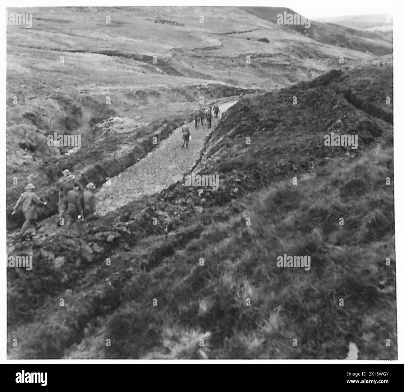 Viene mostrata una sezione completa della strada di montagna attraverso le Sperrins nell'Irlanda del Nord, che rappresenta i risultati ingegneristici e logistici dell'esercito britannico. Foto Stock