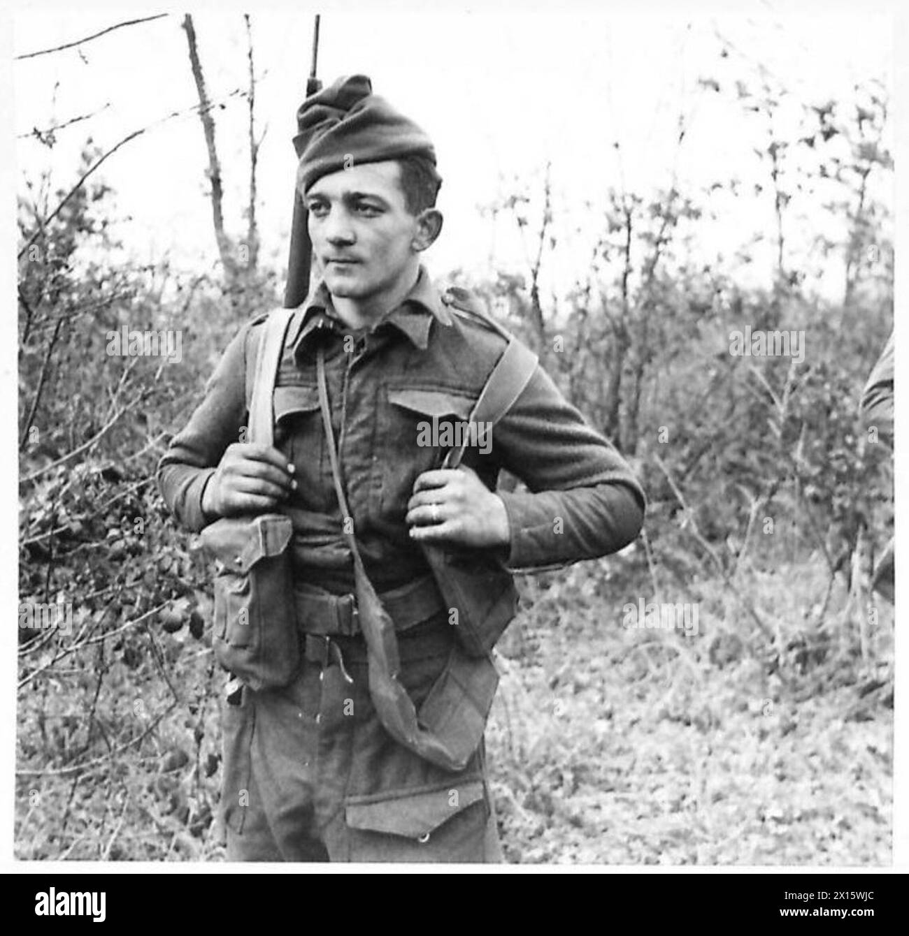 Pte. P. Perry di Blackrock, Dublino è raffigurato alla testa di ponte della Fifth Army Anzio. Foto Stock
