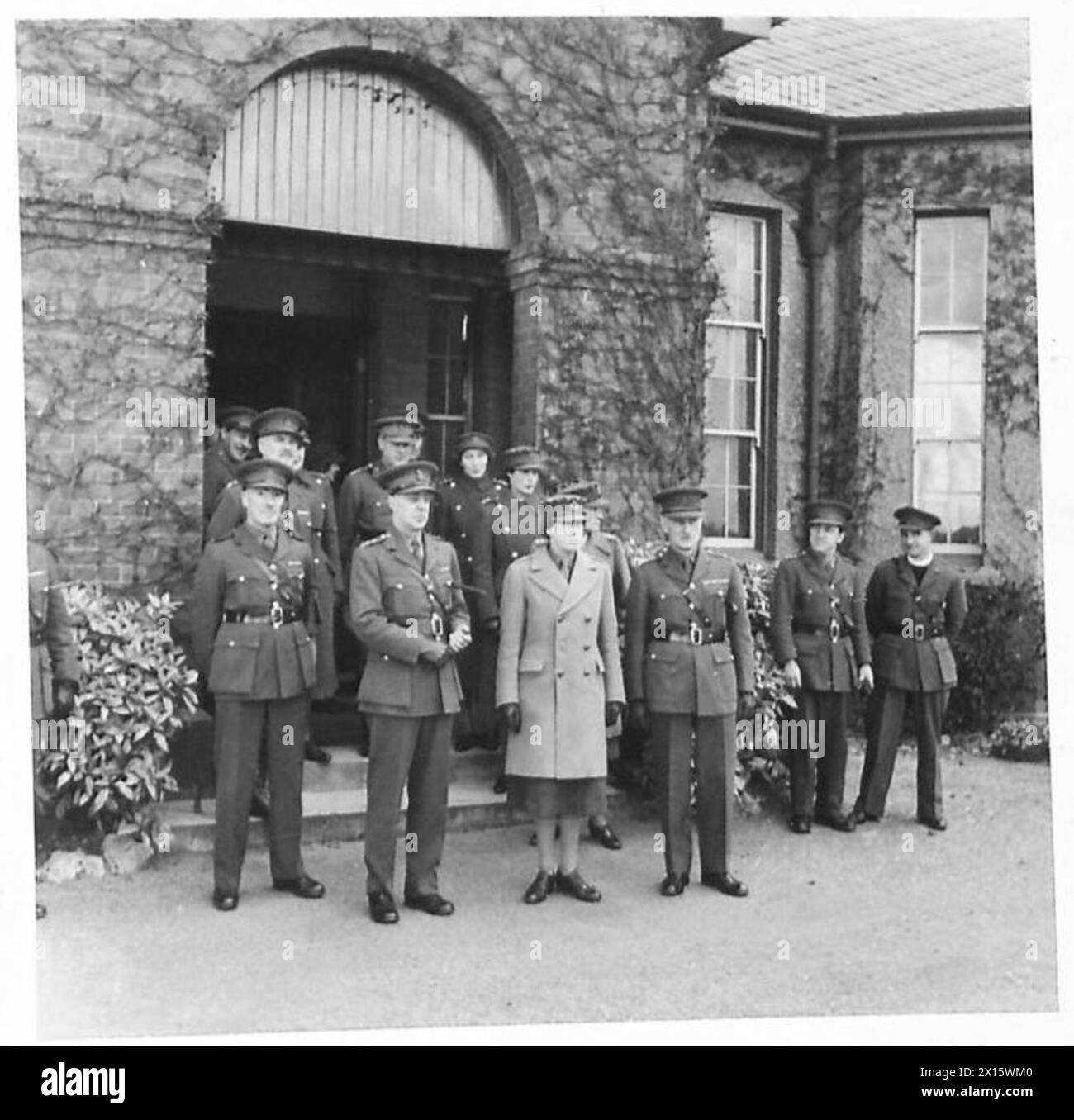 RH la Principessa reale fotografò con gli ufficiali durante una visita a un deposito di ordigni Foto Stock