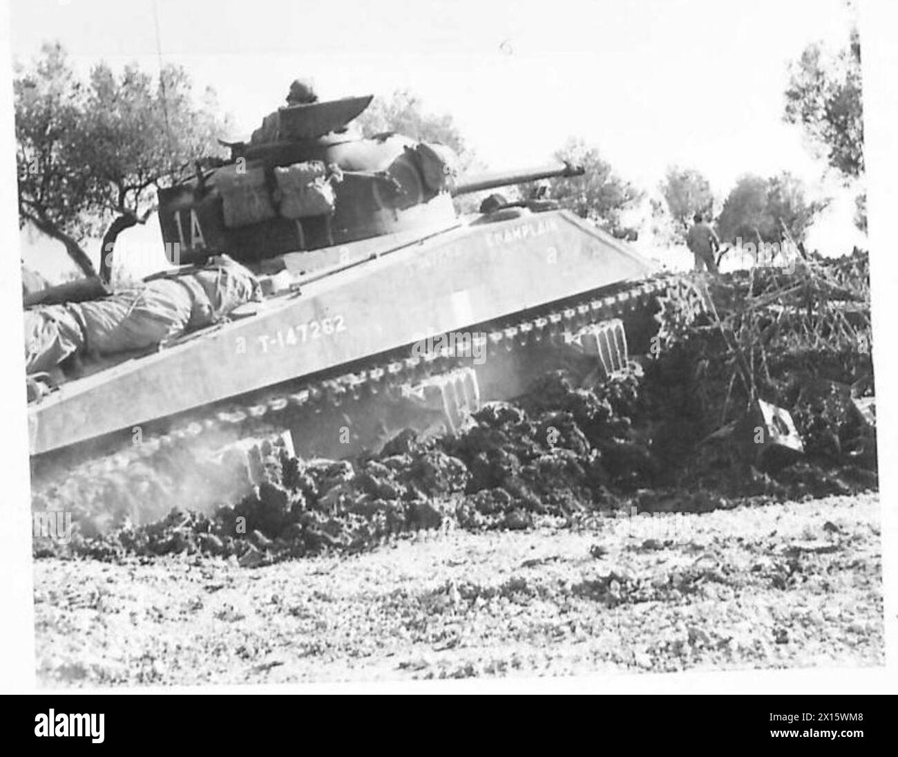 Il carro armato "Champalin" di St. Charlette si trasforma da una stretta corsia nel porto dei carri armati durante le operazioni con l'Ottava Armata britannica in Italia. Foto Stock