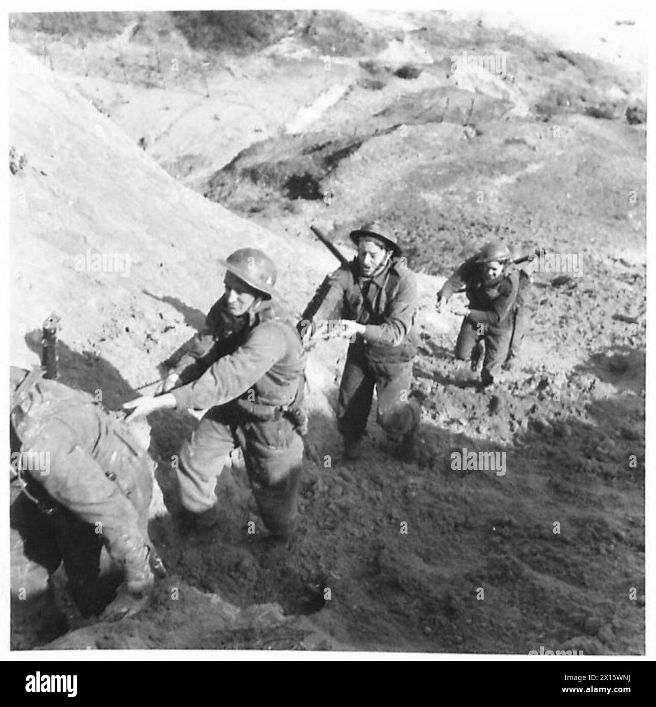 Le truppe dell'esercito britannico scalano le scogliere come parte degli esercizi di addestramento alla battaglia. Foto Stock