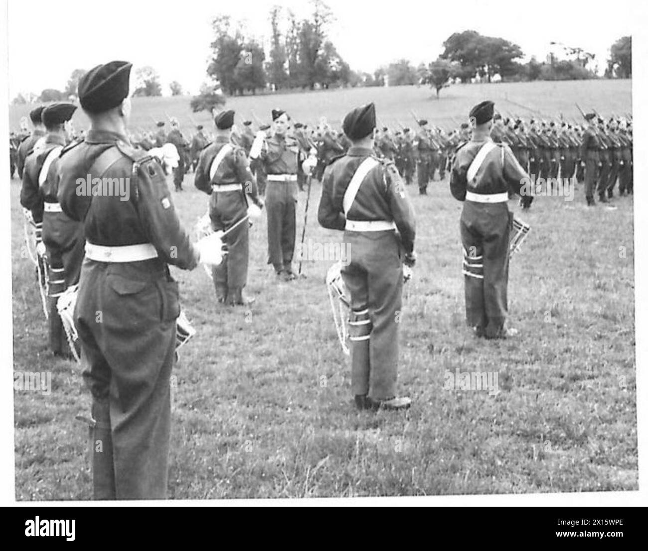 La drum and fife band del Royal Berkshire Regiment marcia dopo aver completato una parata. Foto Stock