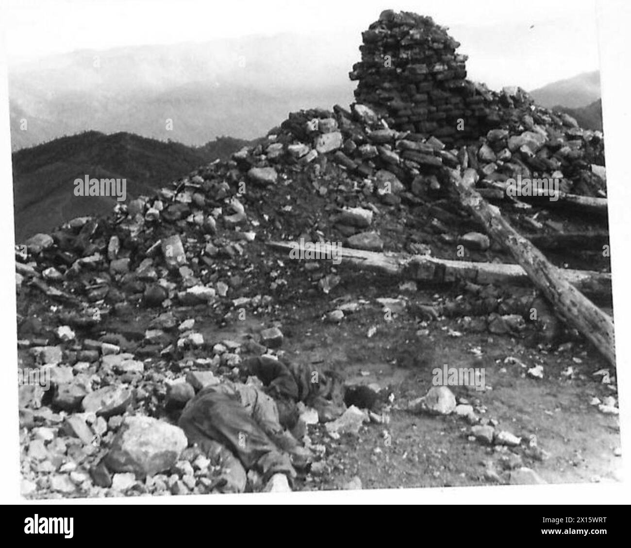 QUINTO ESERCITO : MONTE BATTAGLIA - i soldati americani che hanno dato la vita in difesa di Monte Battaglia si trovano tra le rovine del castello in cima all'esercito britannico di montagna Foto Stock