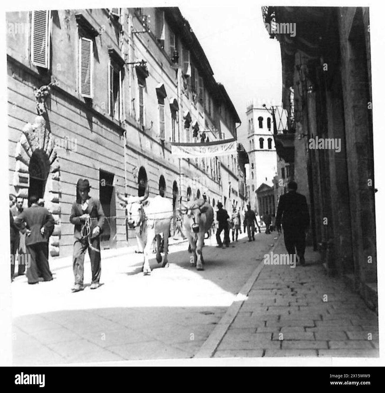 Ad Assisi viene esposto un avviso di benvenuto per l'Ottava Armata, che illustra il supporto locale e le operazioni morali. Foto Stock