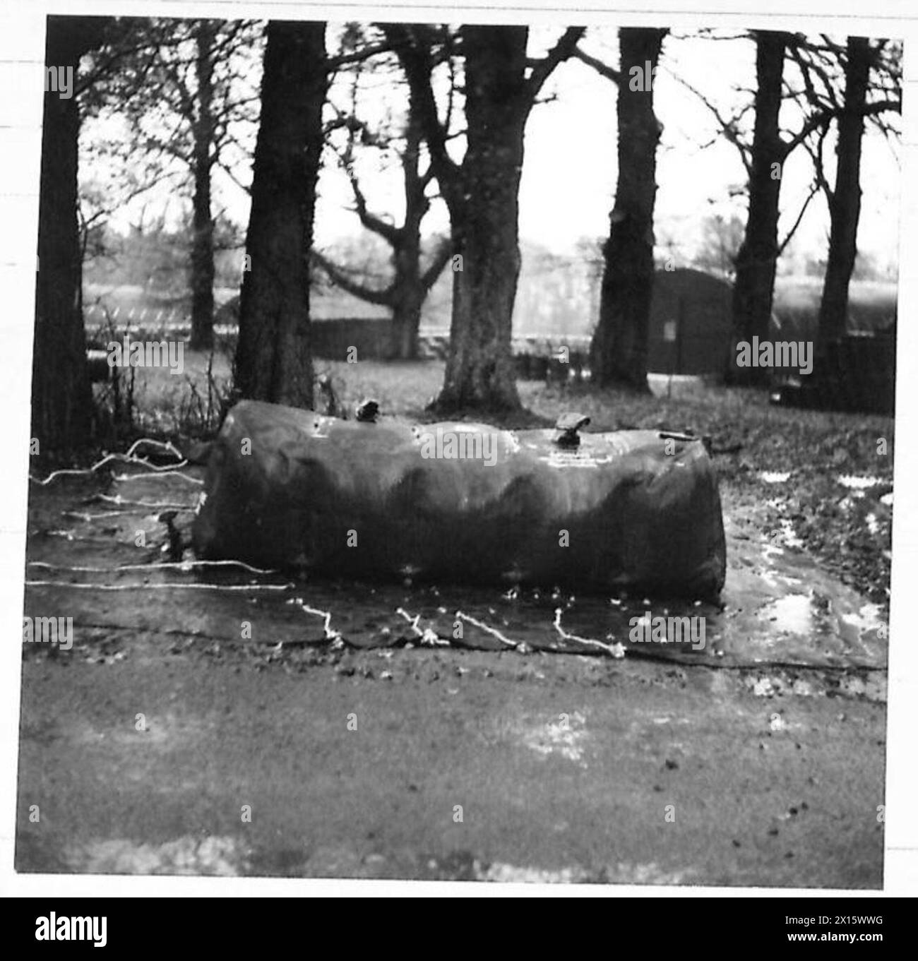 Serbatoi di benzina portatili in tessuto progettati per l'uso con S.T.2(d) nelle operazioni dell'esercito britannico Foto Stock