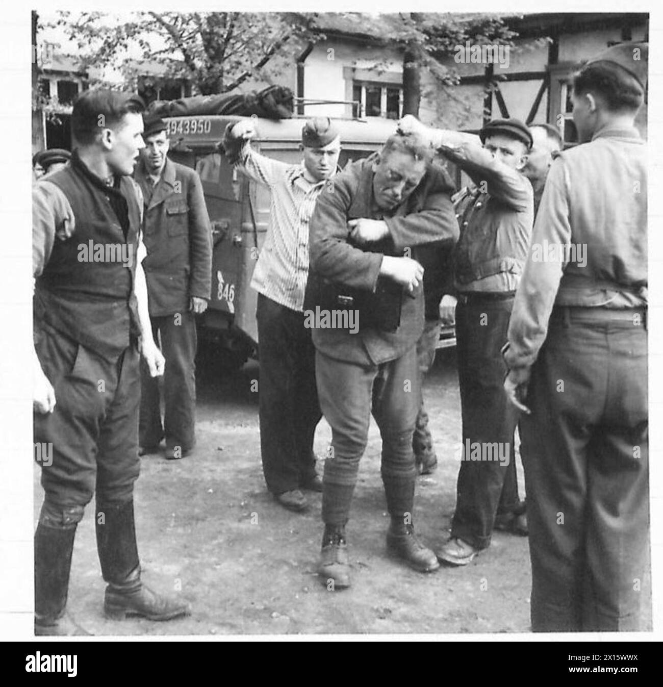 Un nazista catturato viene fisicamente picchiato dalle forze russe durante le operazioni militari osservate dal 21st Army Group britannico. Foto Stock