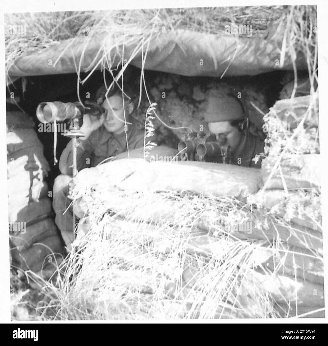 Gunner R.W. Harding e Bombardier R. Vivian gestiscono telescopi a lungo raggio e flash ottici da un avamposto di artiglieria mimetica. Foto Stock