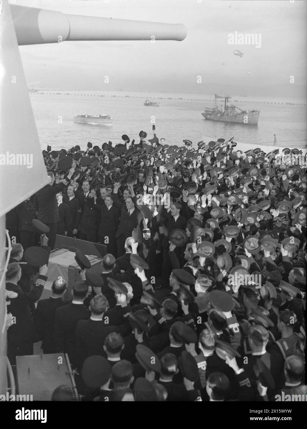 Il primo Lord dell'Ammiragliato, A V Alexander, visita la Home Fleet a Scapa Flow il 15 gennaio 1943, rivolgendosi agli equipaggi delle navi tra cui la HMS Belfast. Foto Stock