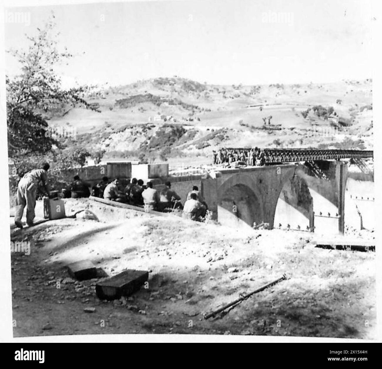 INDIANI CHE COMBATTONO IN ITALIA - indiani Sappers che lavorano sul ponte soffiato. Il lavoro non cessa mai, un turno prende il loro cibo mentre gli altri continuano; Bailey bridge British Army Foto Stock