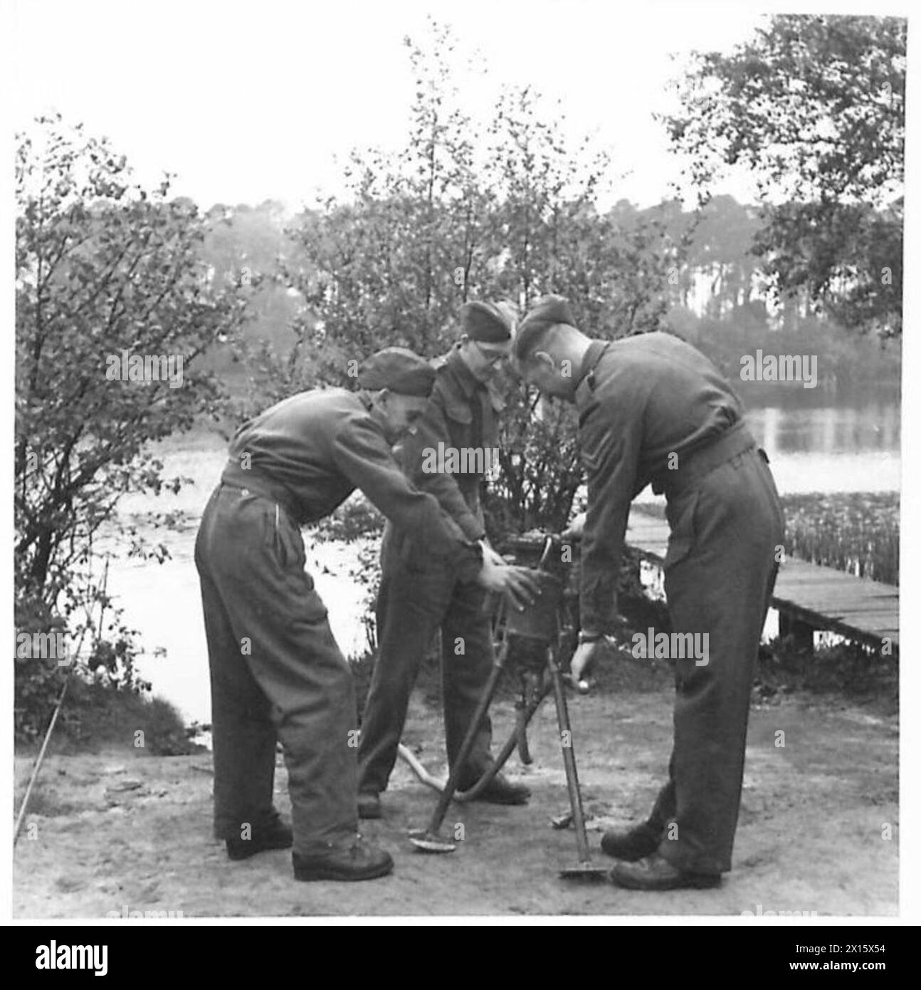 La Scuola di igiene dell'Esercito forma il personale nell'uso di purificatori portatili per la sanificazione e la prevenzione delle malattie. Foto Stock