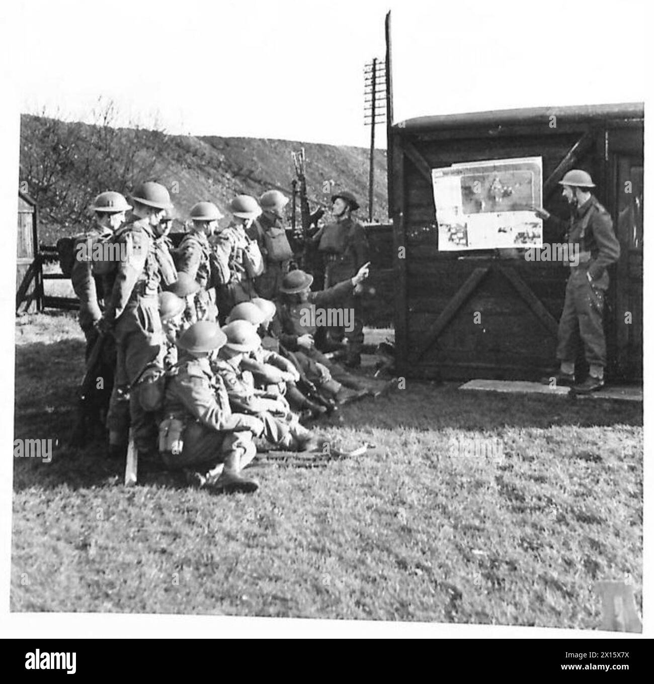 Un ufficiale guida una classe di sottufficiali durante un corso di istruzione ABCA che discute delle procedure militari. Foto Stock