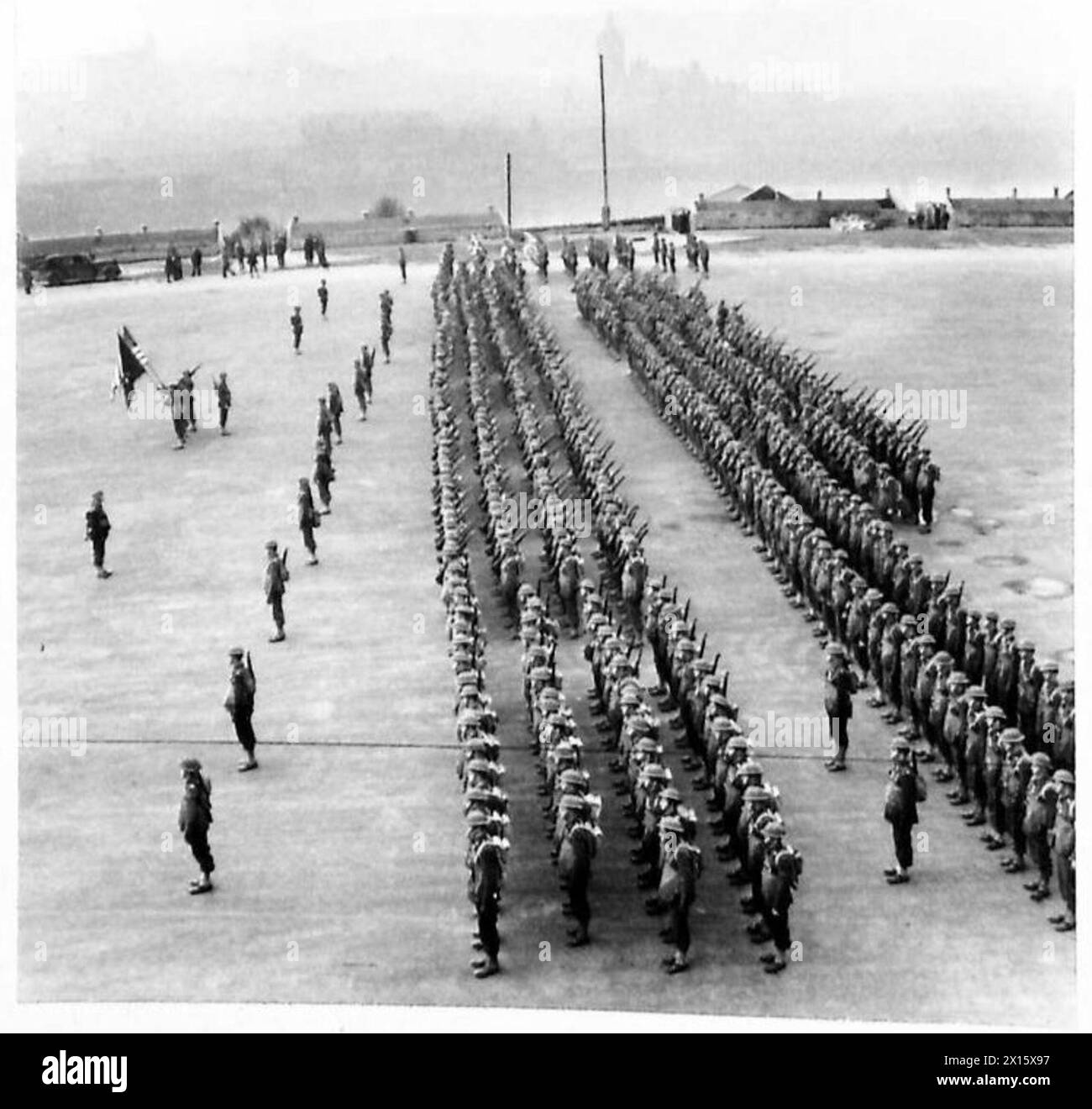 Le truppe statunitensi conducono una parata cerimoniale, mostrando formazioni, uniformi e protocollo militare in una dimostrazione pubblica formale. Foto Stock