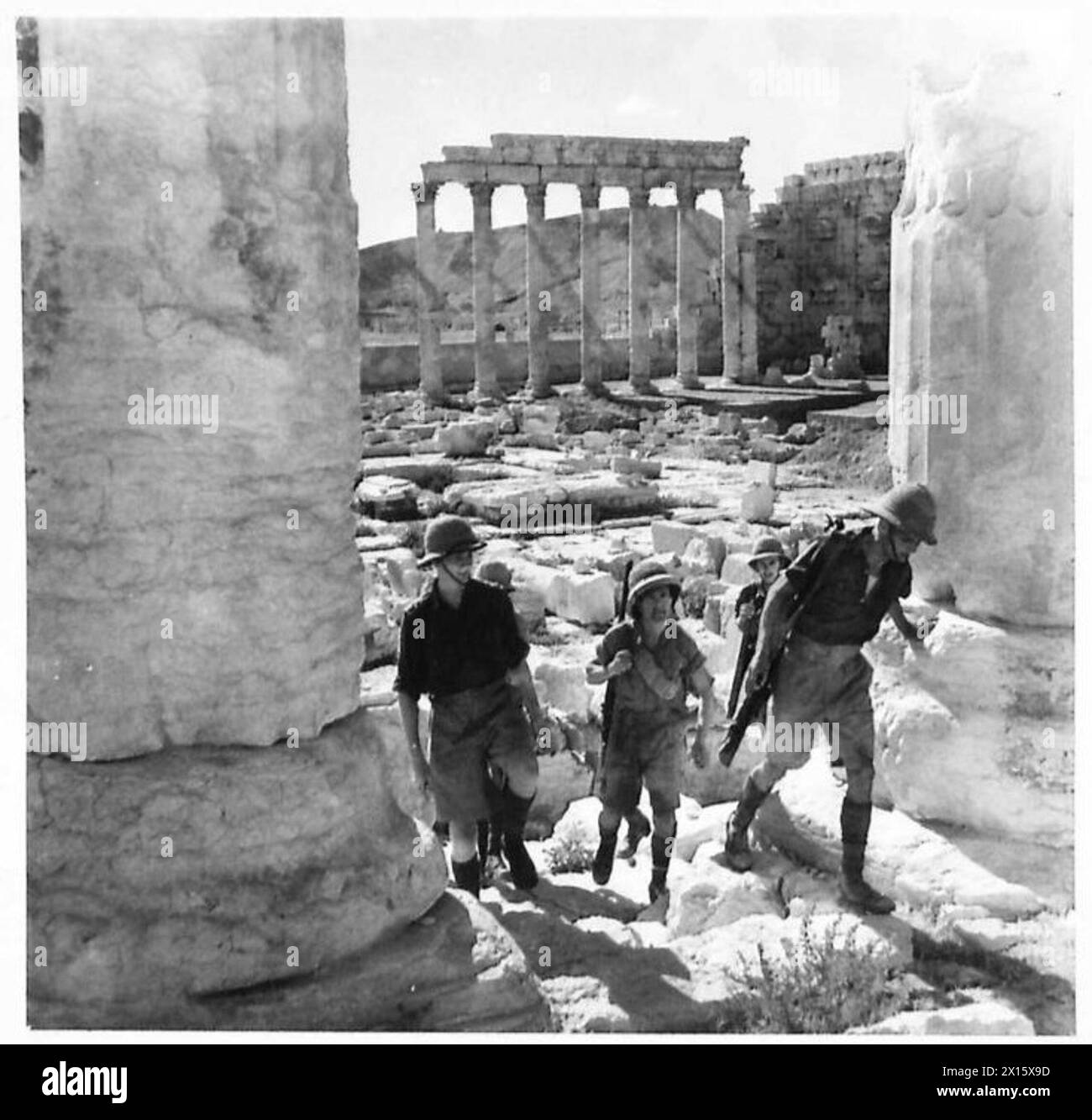 Le truppe britanniche perlustrano le rovine del Tempio di Ball a Palmyra per trovare posizioni di cecchino durante le operazioni militari contro le forze francesi di Vichy. Foto Stock