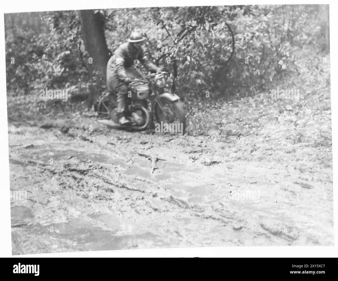 Durante le operazioni militari, i piloti britannici di spedizione gestiscono motociclette e veicoli in condizioni di fango. Foto Stock