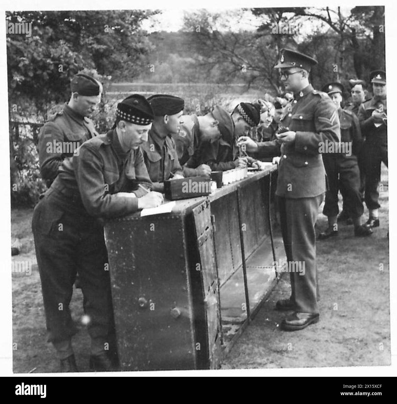 Gli studenti osservano e registrano i risultati del test Horrocks per determinare il cloro necessario per la purificazione dell'acqua presso la Scuola di igiene. Foto Stock