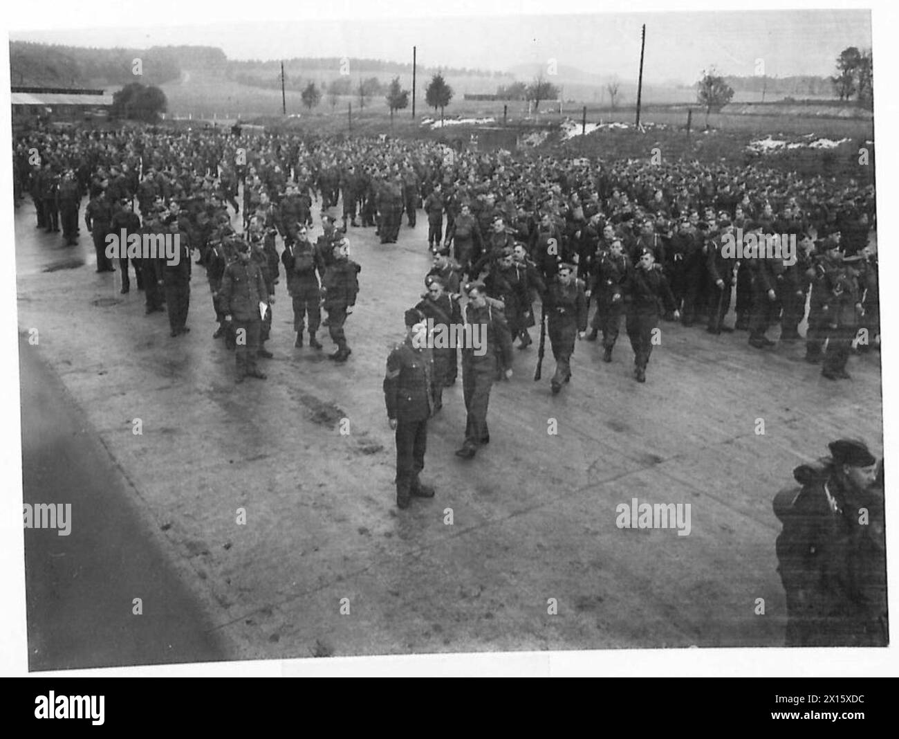 Pte. Langley viene osservato sul campo della parata mentre passa da civile a soldato, mostrando progressi nell'addestramento dell'esercito britannico. Foto Stock Pte. Langley viene osservato sul campo della parata mentre passa da civile a soldato, mostrando progressi nell'addestramento dell'esercito britannico. Foto Stock