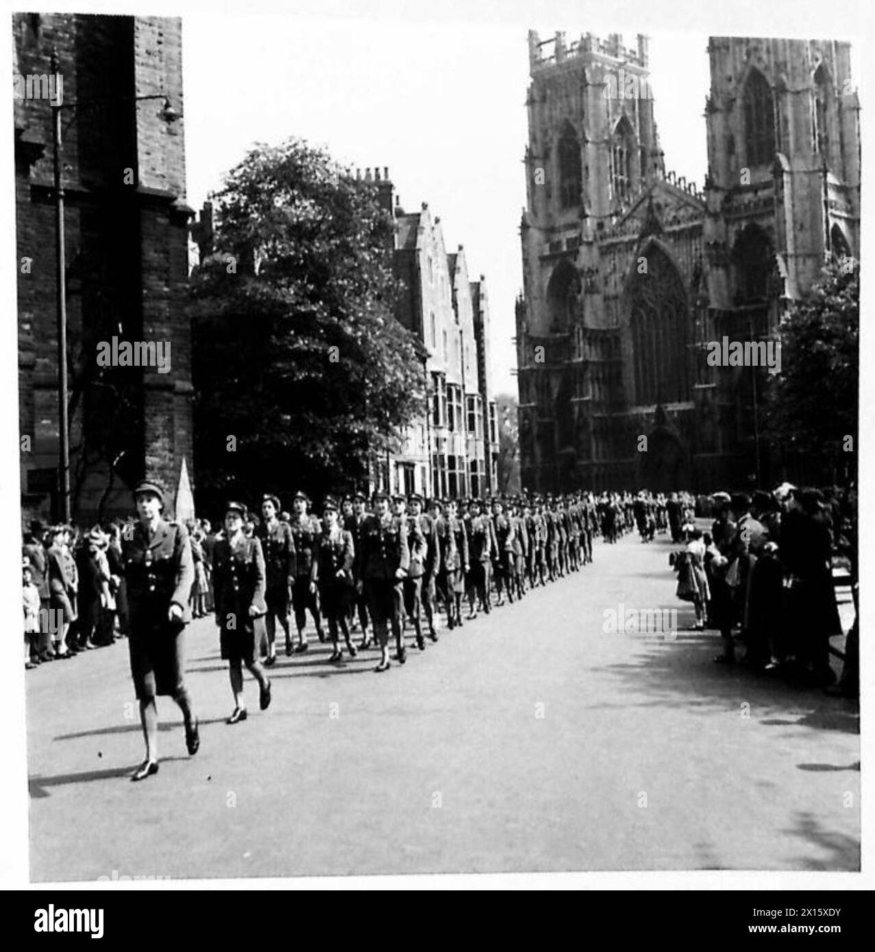 Un contingente di personale del servizio territoriale ausiliario marcia oltre la base salutistica dopo una parata della chiesa al Ministro di York, segnando la fine della settimana delle ali per la Vittoria. Foto Stock