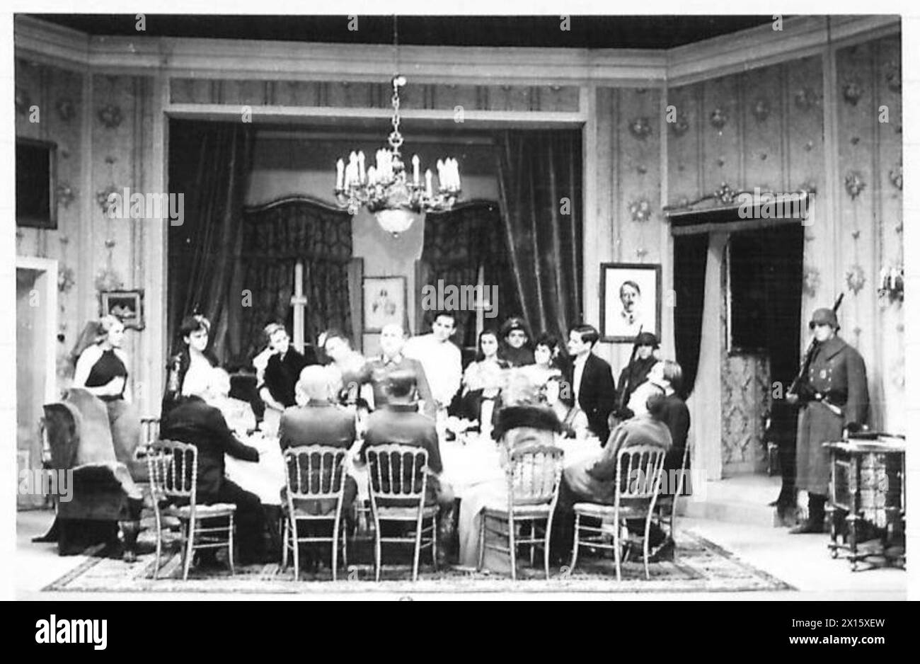 Un ufficiale tedesco ad una cena ospitata da collaboratori russi a Belgrado brinda l'esercito tedesco durante il IV atto dello spettacolo. Foto Stock