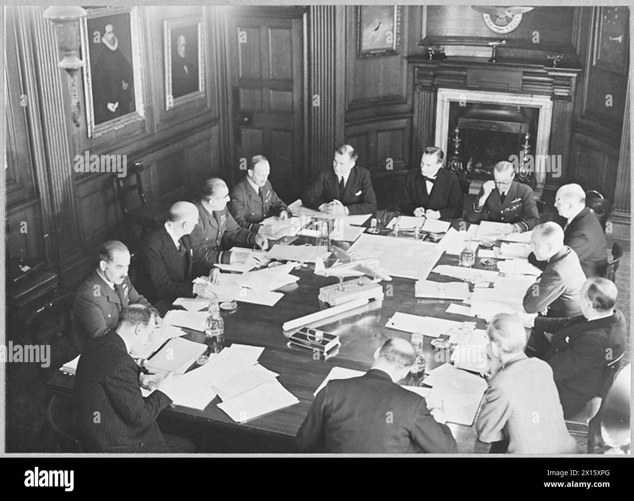 IL CONSIGLIO AEREO - [cfr. CH.966 per i dettagli della didascalia] Garrod, Howitt, Courtney, Gossage, Balfour, Sinclair, Newall, Street, Freeman, Craven, Melville, Wakefield Royal Air Force Foto Stock