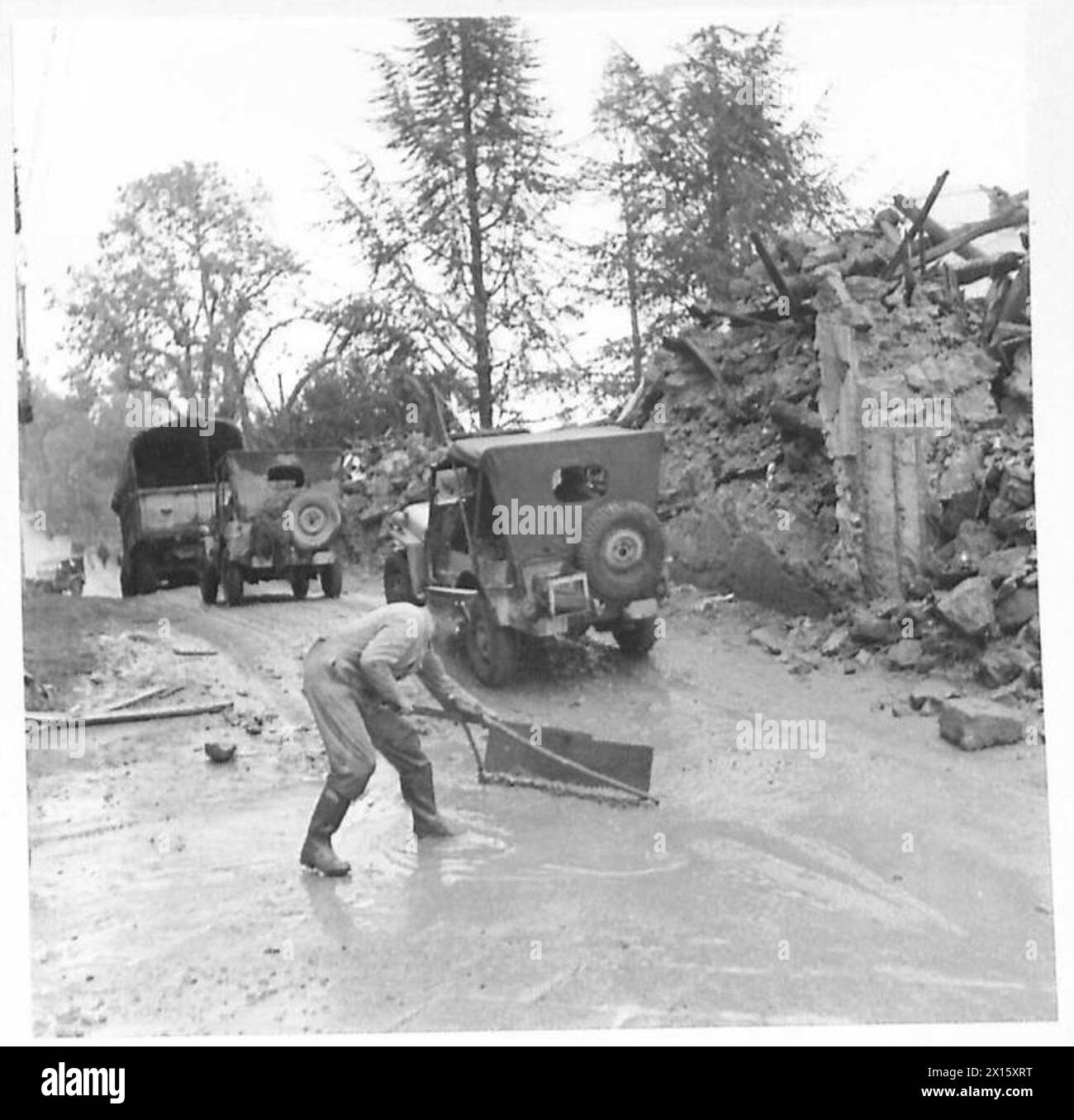 Forti piogge provocano inondazioni nei pressi di Roccamonfina, in Italia, con camion dell'esercito britannico che si spostano verso il fronte nella zona della Quinta Armata. Foto Stock