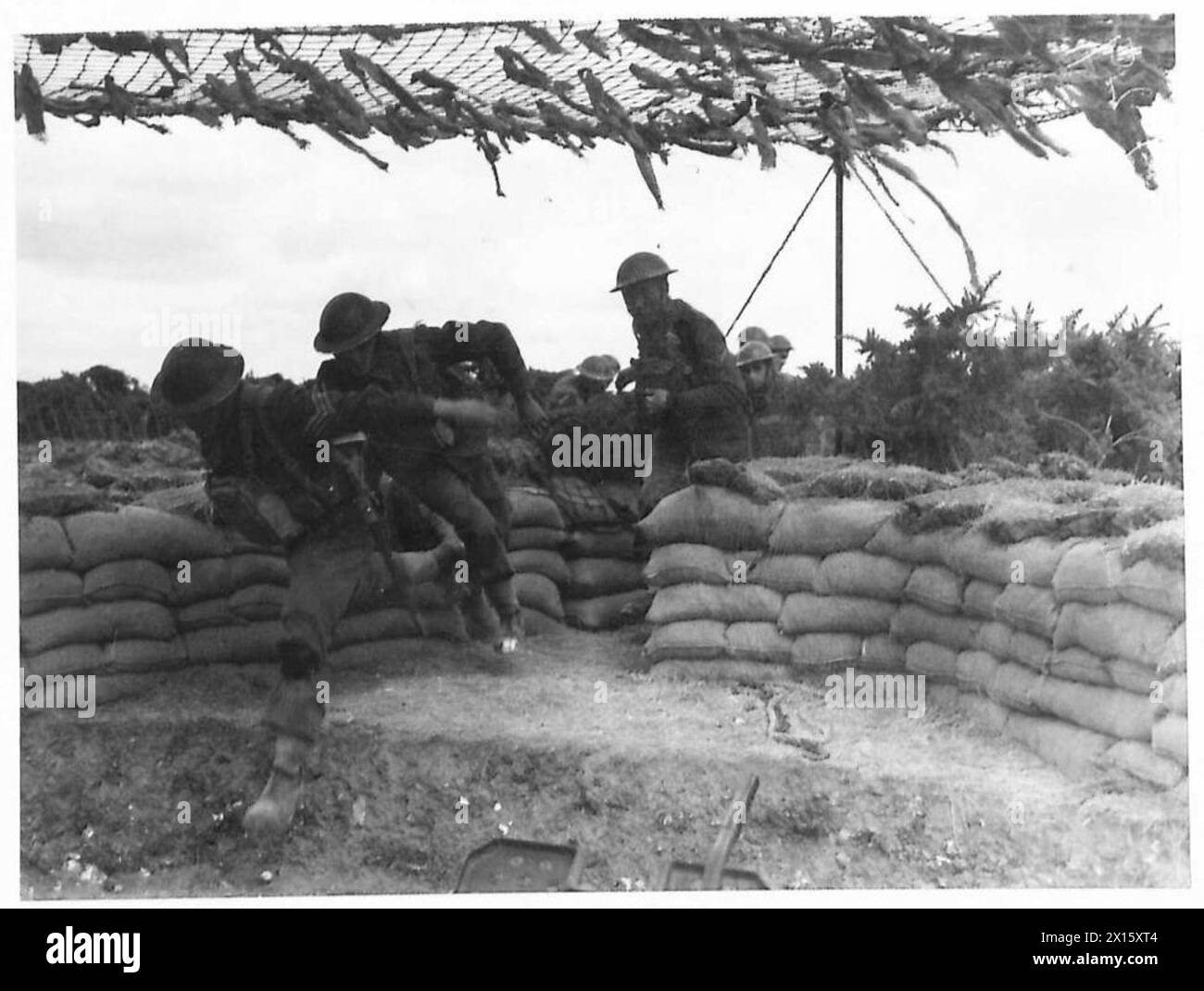 Il personale dell'esercito britannico si sposta rapidamente nelle stazioni d'azione, preparate ad attaccare le vecchie attrezzature nemiche durante le operazioni. Foto Stock