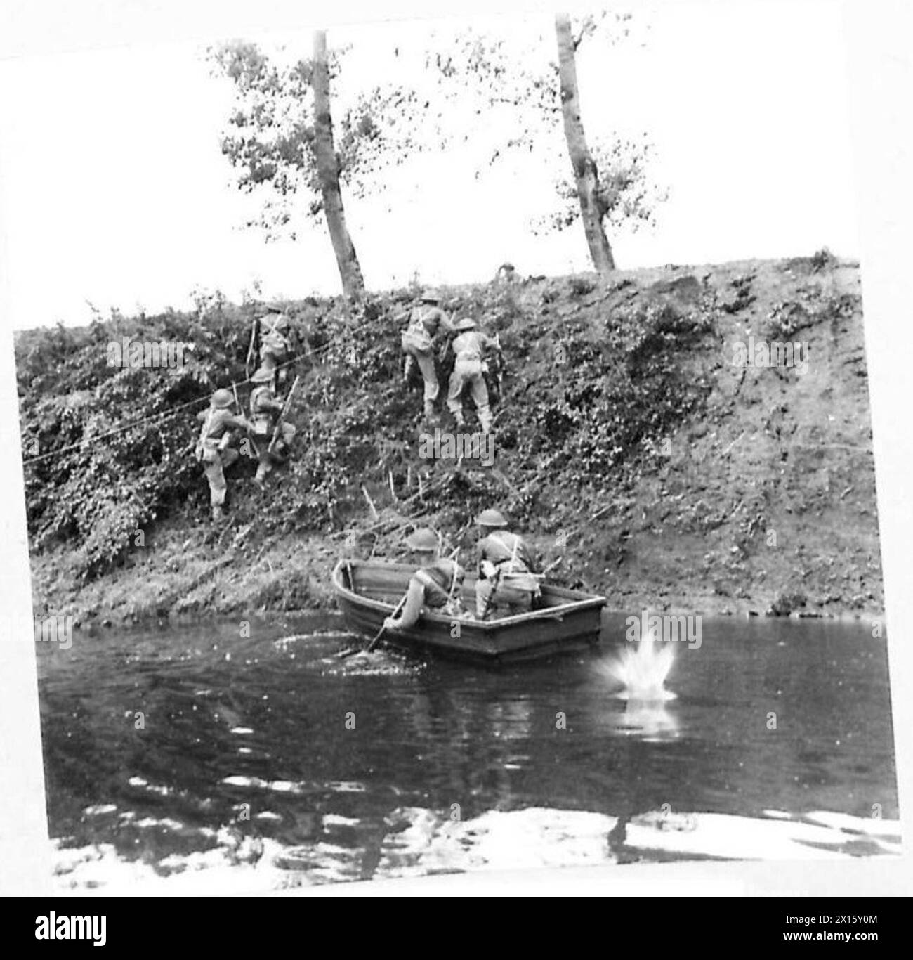 Le truppe britanniche provano attraversando il fiume Volturno; la sezione si arrampica sulle rive del fiume per l'assalto finale, Fifth Army, British Army. Foto Stock