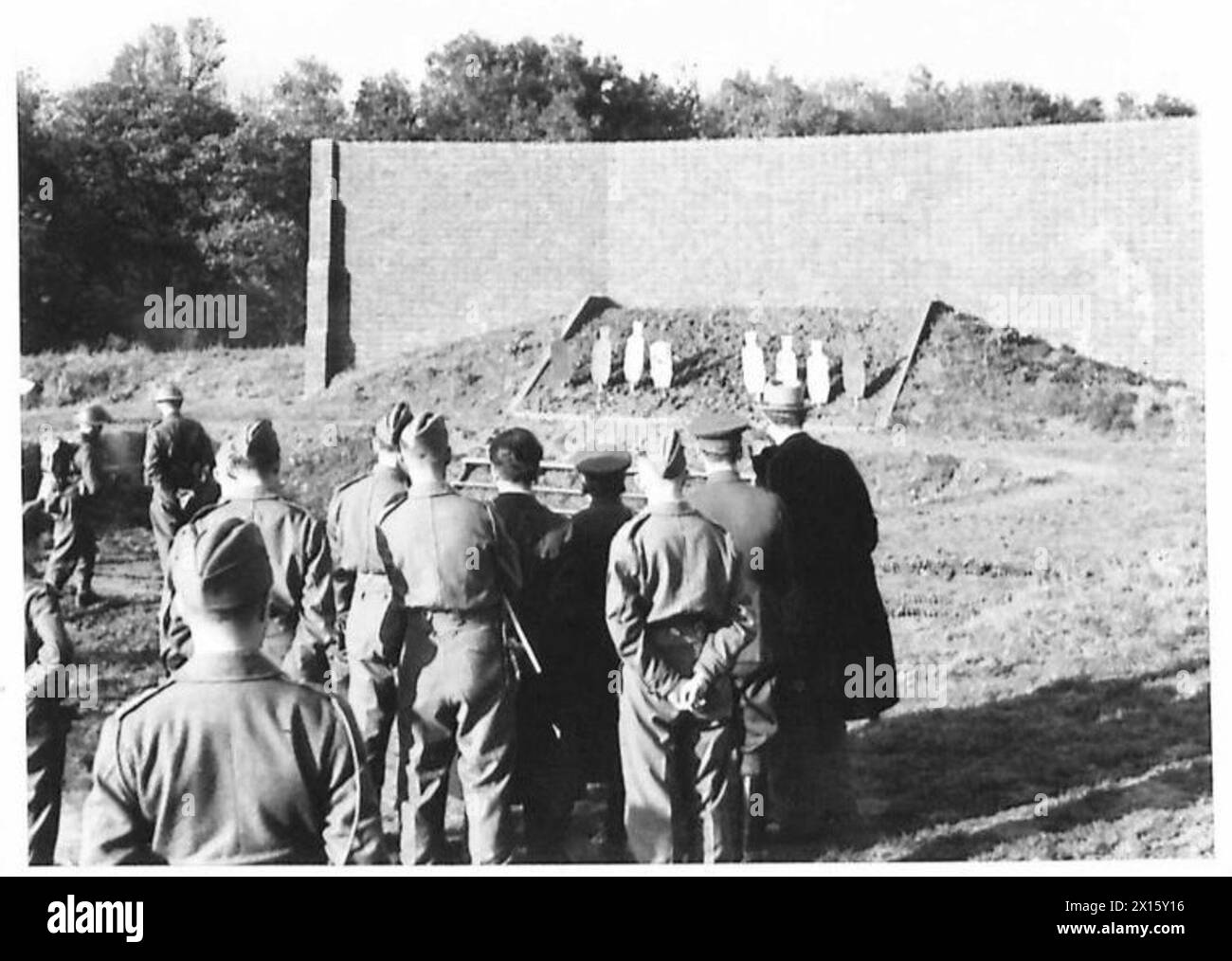 I delegati russi osservano il personale dell'esercito britannico che conduce la pratica di tiro con le mitragliatrici Tommy nell'area di Canterbury e dover. Foto Stock