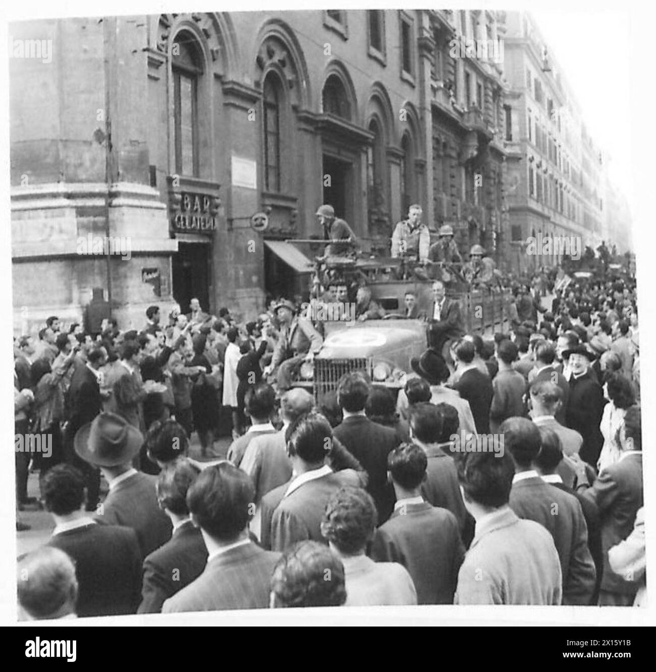 Le truppe americane si muovono per le strade affollate di Roma dopo la liberazione. Foto Stock