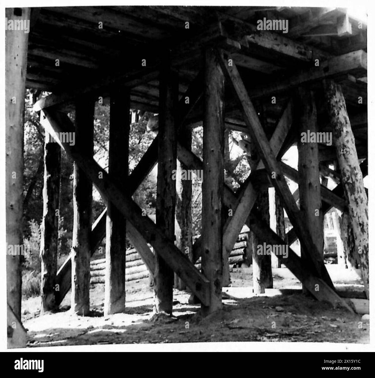 Le unità R.E. costruiscono un pesante ponte improvvisato in legno a White Myre Camp, Forres, utilizzando legname locale sotto la supervisione di ufficiali canadesi per trasportare carichi della classe 70, compresi i carri armati Churchill sui trasportatori per le operazioni dell'esercito britannico. Foto Stock